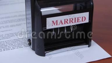 人们用长方形的印章来密封婚姻的文件。 关门
